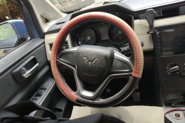 Used Wuling Hongguang PLUS 2019 1.5T Manual Comfort Version 7 Seats Steering Wheel