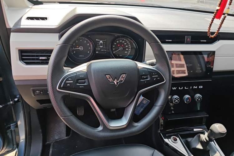 Used Wuling Hongguang PLUS 2019 1.5T Manual Luxury 7-Seater Steering Wheel