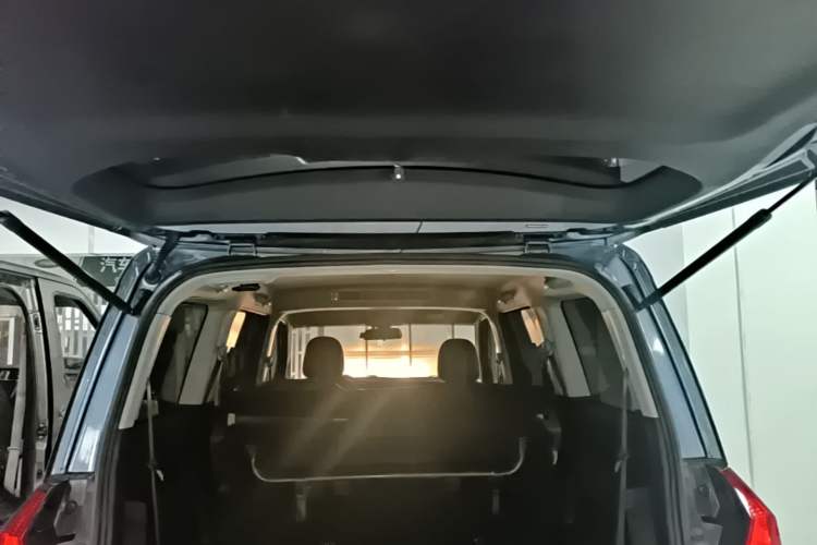 Used Wuling Hongguang PLUS 2019 1.5T Manual Luxury 7-Seater Trunk