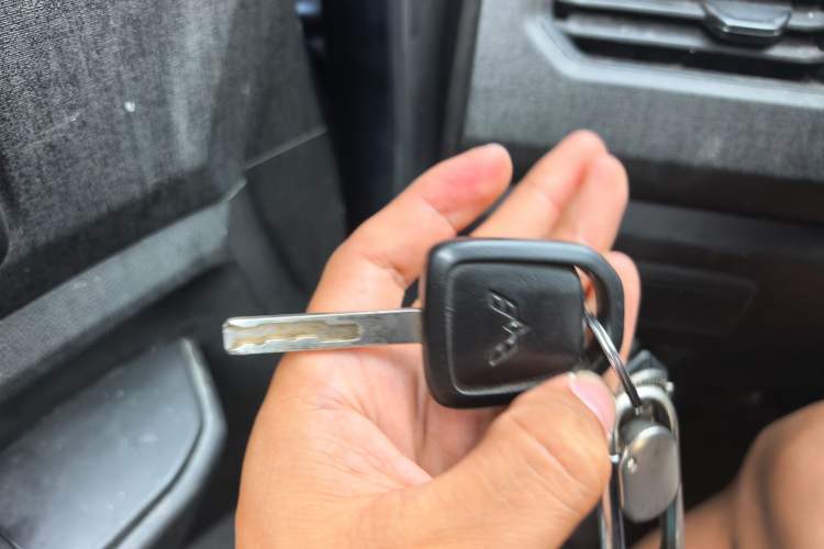 Used Wuling Hongguang PLUS 2019 1.5T Manual Standard Version 7 Seats Vehicle Key