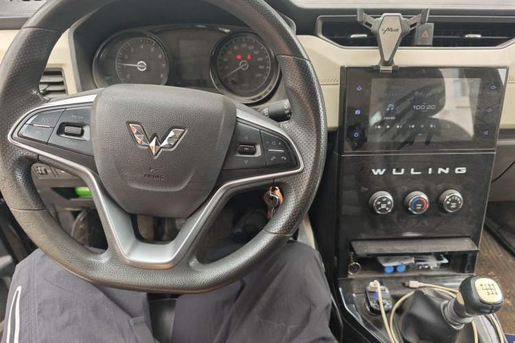 Used Wuling Hongguang PLUS 2019 1.5T Manual Luxury 7-Seater Audio And AC Panel