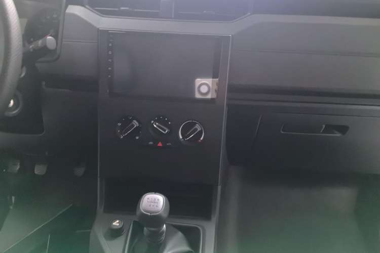Used Wuling Hongguang PLUS 2019 1.5T Manual Standard Version 7 Seats Audio And AC Panel