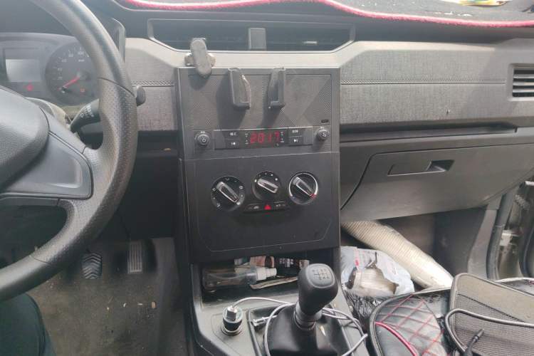 Used Wuling Hongguang PLUS 2019 1.5T Manual Standard Edition 5 Seats Audio And AC Panel