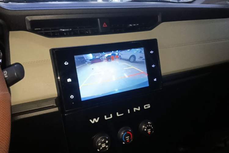 Used Wuling Hongguang PLUS 2019 1.5T Manual Luxury 7-Seater Audio And AC Panel