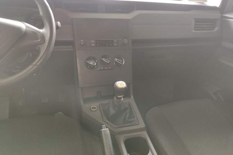 Used Wuling Hongguang PLUS 2019 1.5T Manual Standard Edition 5 Seats Audio And AC Panel