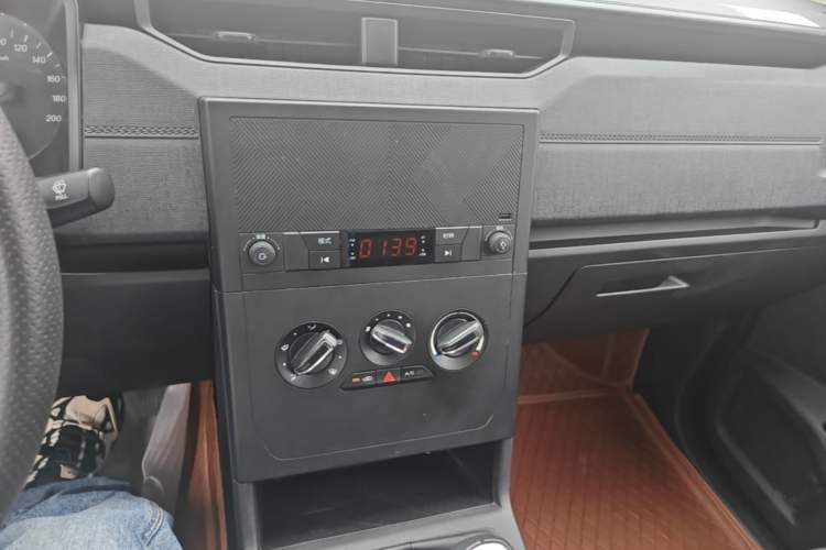 Used Wuling Hongguang PLUS 2019 1.5T Manual Standard Version 7 Seats Audio And AC Panel