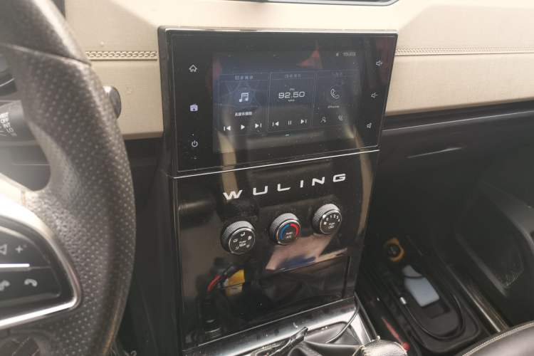 Used Wuling Hongguang PLUS 2019 1.5T Manual Luxury 7-Seater Audio And AC Panel