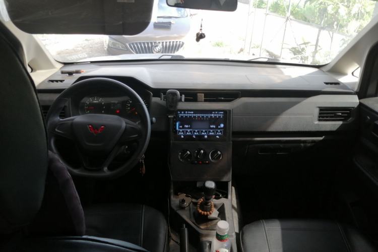 Used Wuling Hongguang PLUS 2019 1.5T Manual Standard Edition 5 Seats Center Console