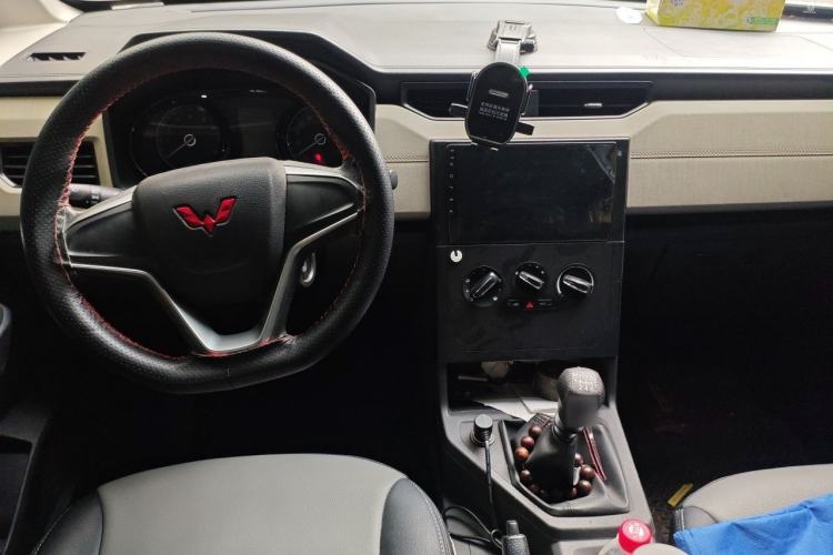 Used Wuling Hongguang PLUS 2019 1.5T Manual Comfort Version 7 Seats Center Console