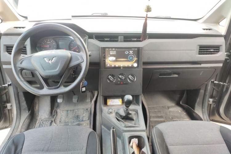 Used Wuling Hongguang PLUS 2019 1.5T Manual Standard Edition 5 Seats Center Console