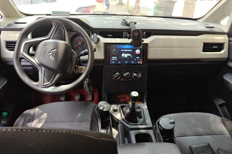 Used Wuling Hongguang PLUS 2019 1.5T Manual Comfort Version 7 Seats Center Console