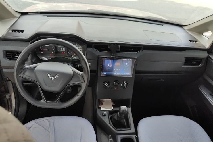 Used Wuling Hongguang PLUS 2019 1.5T Manual Standard Edition 5 Seats Center Console
