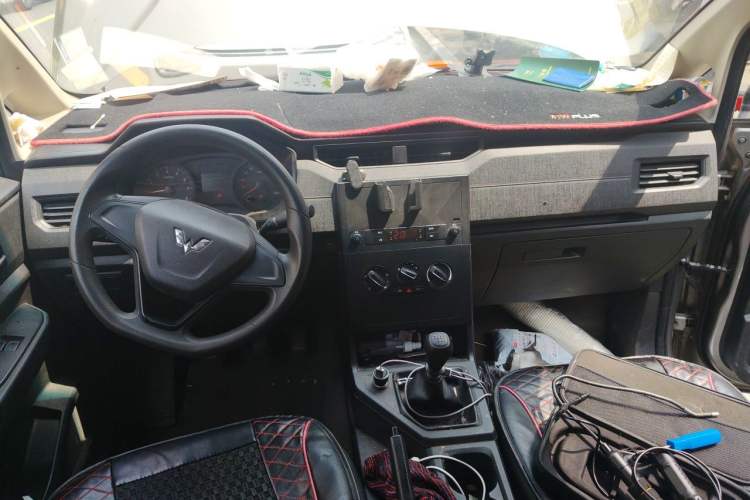 Used Wuling Hongguang PLUS 2019 1.5T Manual Standard Edition 5 Seats Center Console