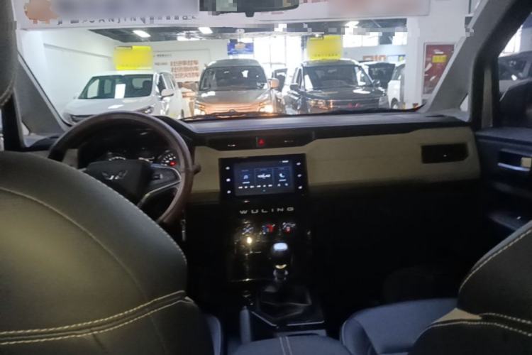 Used Wuling Hongguang PLUS 2019 1.5T Manual Luxury 7-Seater Center Console