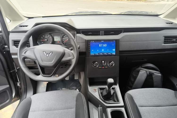 Used Wuling Hongguang PLUS 2019 1.5T Manual Standard Version 7 Seats Center Console