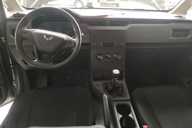 Used Wuling Hongguang PLUS 2019 1.5T Manual Standard Edition 5 Seats Center Console
