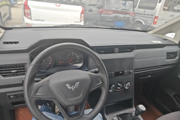 Used Wuling Hongguang PLUS 2019 1.5T Manual Standard Version 7 Seats Center Console