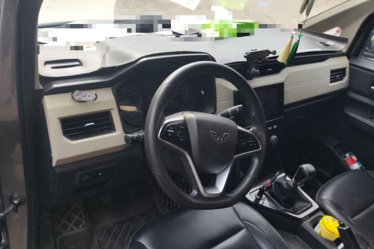 Used Wuling Hongguang PLUS 2019 1.5T Manual Luxury 7-Seater Center Console