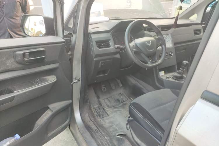 Used Wuling Hongguang PLUS 2019 1.5T Manual Standard Edition 5 Seats Driver Seat