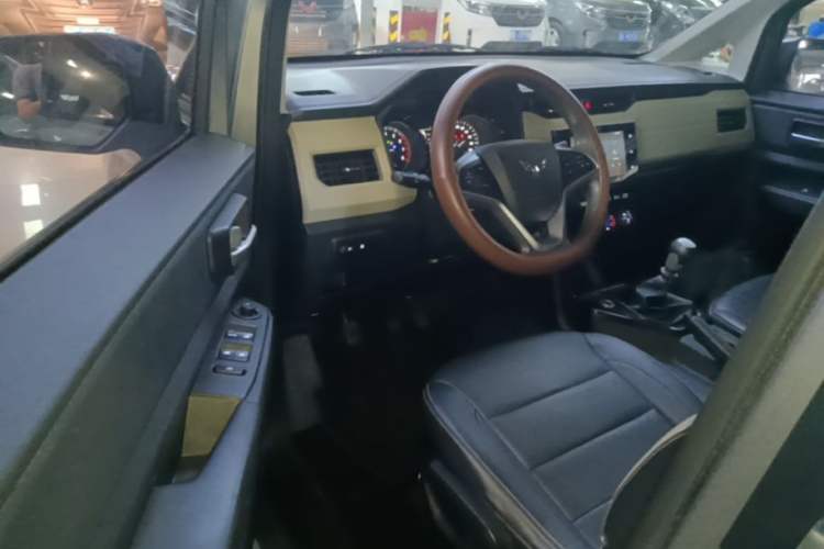 Used Wuling Hongguang PLUS 2019 1.5T Manual Luxury 7-Seater Driver Seat