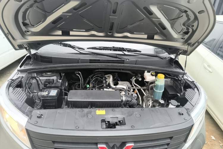 Used Wuling Hongguang PLUS 2019 1.5T Manual Standard Version 7 Seats Engine Bay