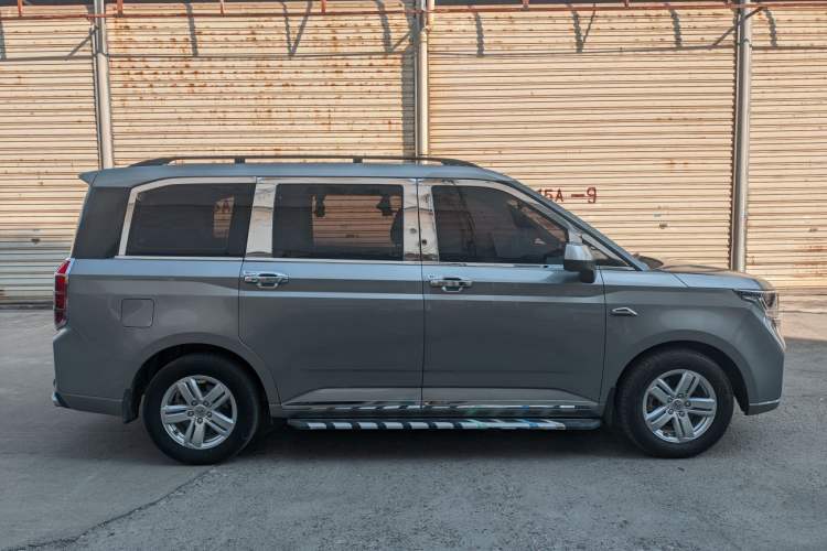 Used Wuling Hongguang PLUS 2019 1.5T Manual Luxury 7-Seater Exterior 3