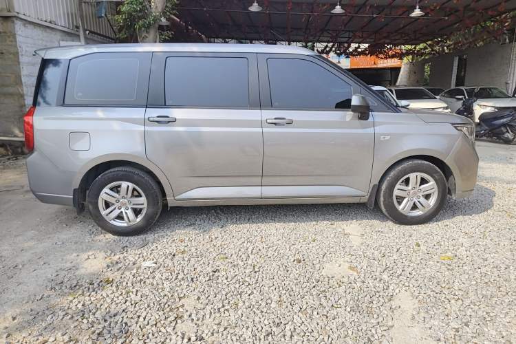 Used Wuling Hongguang PLUS 2019 1.5T Manual Luxury 7-Seater Exterior 3