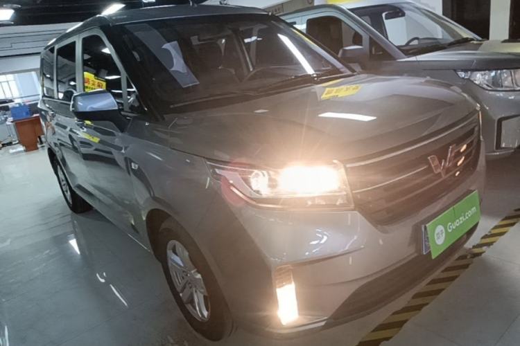 Used Wuling Hongguang PLUS 2019 1.5T Manual Luxury 7-Seater Front Right 45 Deg