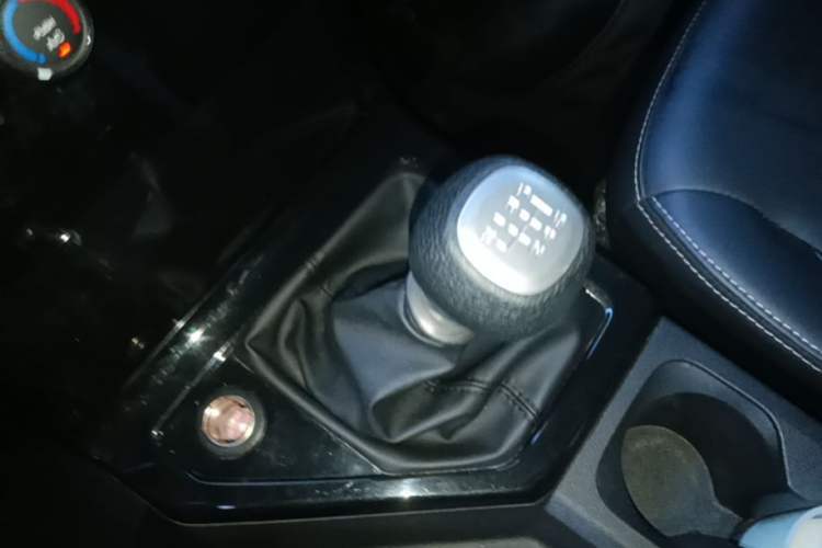 Used Wuling Hongguang PLUS 2019 1.5T Manual Luxury 7-Seater Gear Lever