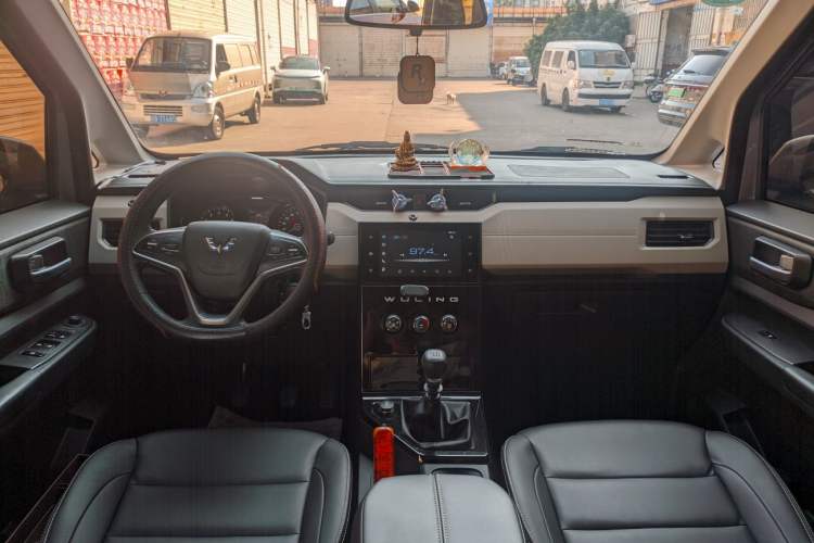 Used Wuling Hongguang PLUS 2019 1.5T Manual Luxury 7-Seater Interior 1