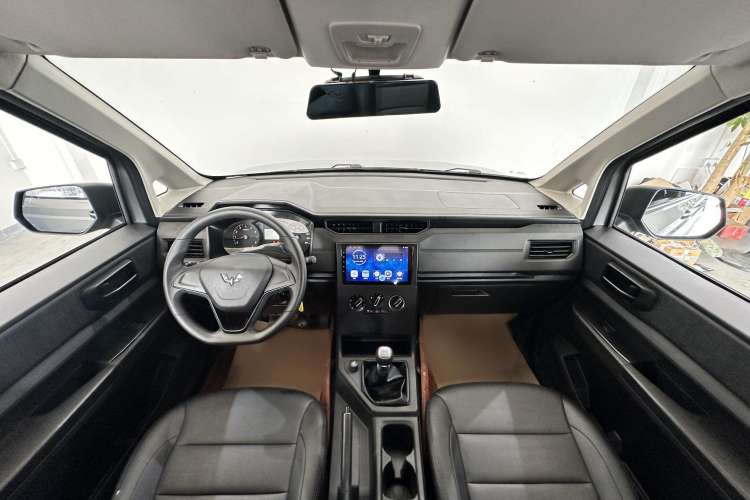 Used Wuling Hongguang PLUS 2019 1.5T Manual Standard Version 7 Seats Interior 1