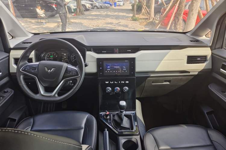 Used Wuling Hongguang PLUS 2019 1.5T Manual Luxury 7-Seater Interior 1