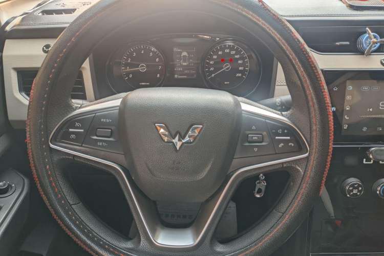 Used Wuling Hongguang PLUS 2019 1.5T Manual Luxury 7-Seater Interior 2