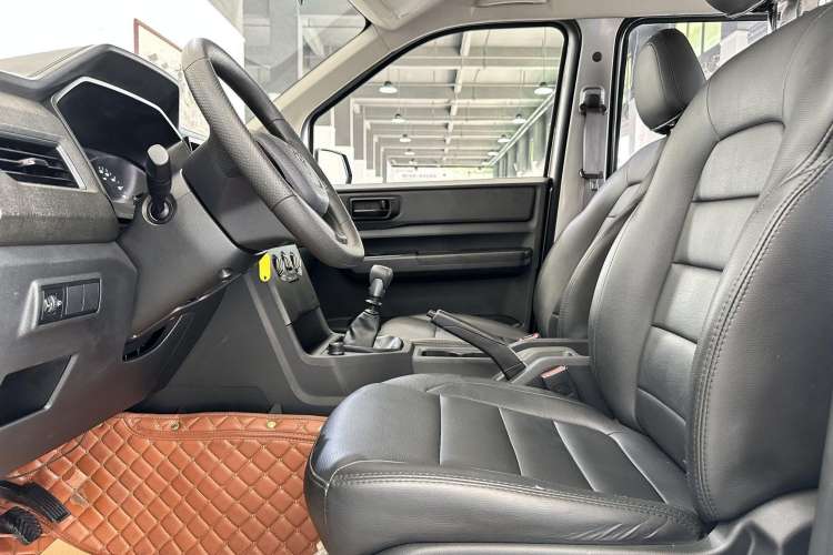 Used Wuling Hongguang PLUS 2019 1.5T Manual Standard Version 7 Seats Interior 2