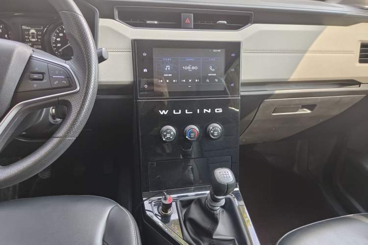Used Wuling Hongguang PLUS 2019 1.5T Manual Luxury 7-Seater Interior 2