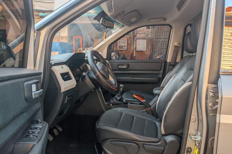 Used Wuling Hongguang PLUS 2019 1.5T Manual Luxury 7-Seater Interior 3