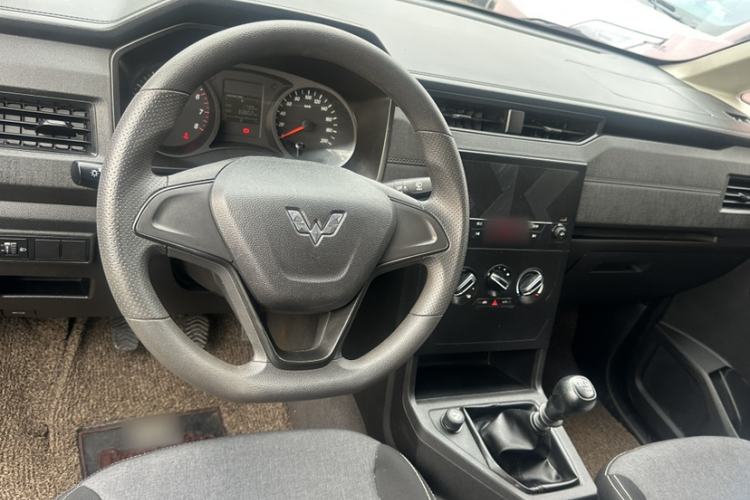 Used Wuling Hongguang PLUS 2019 1.5T Manual Standard Edition 5 Seats Interior 3