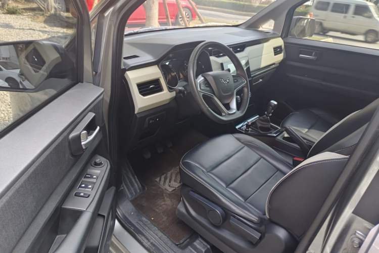 Used Wuling Hongguang PLUS 2019 1.5T Manual Luxury 7-Seater Interior 3