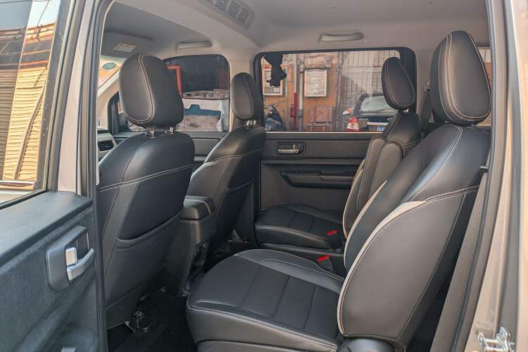 Used Wuling Hongguang PLUS 2019 1.5T Manual Luxury 7-Seater Interior 4