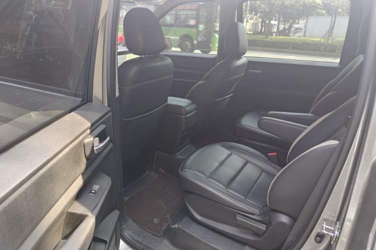Used Wuling Hongguang PLUS 2019 1.5T Manual Luxury 7-Seater Interior 4