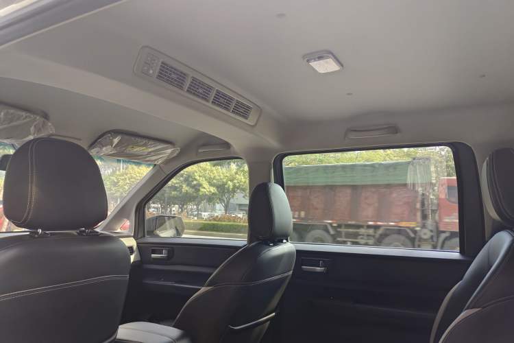 Used Wuling Hongguang PLUS 2019 1.5T Manual Luxury 7-Seater Interior 5