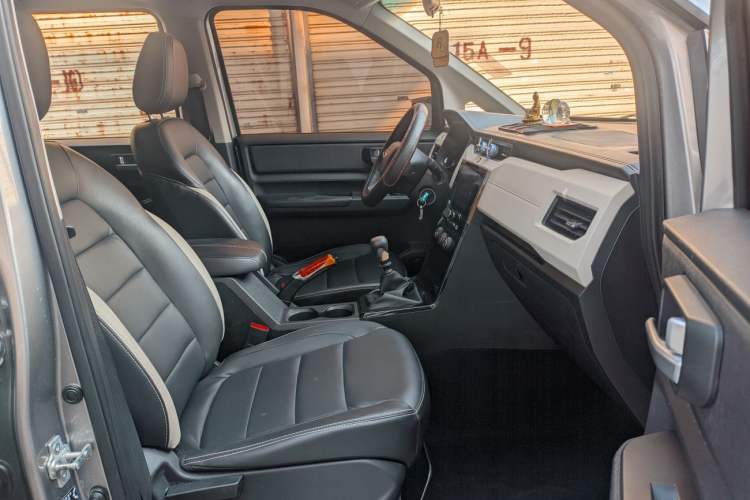Used Wuling Hongguang PLUS 2019 1.5T Manual Luxury 7-Seater Interior 6