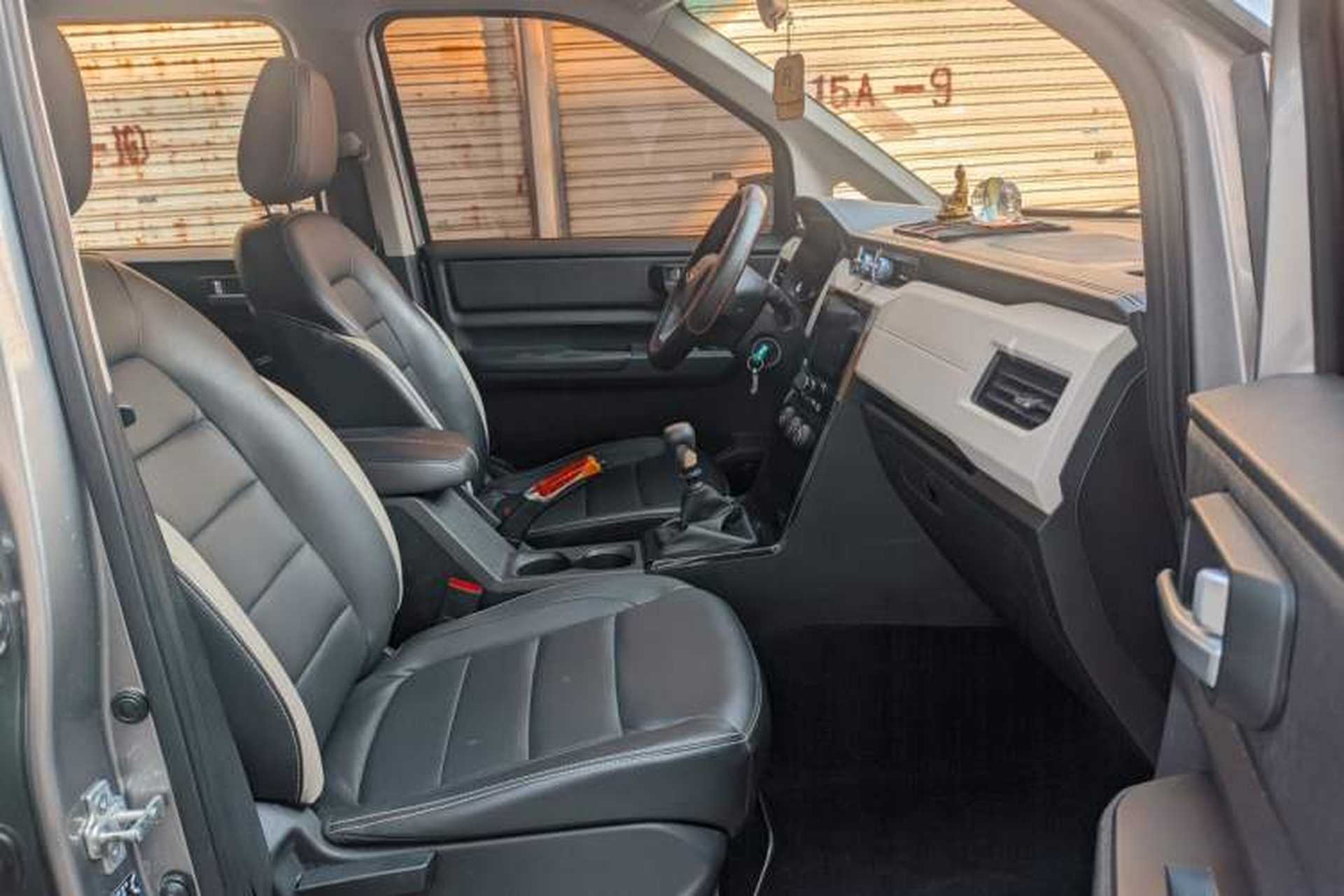 Used Wuling Hongguang PLUS 2019 1.5T Manual Luxury 7-Seater Interior 6