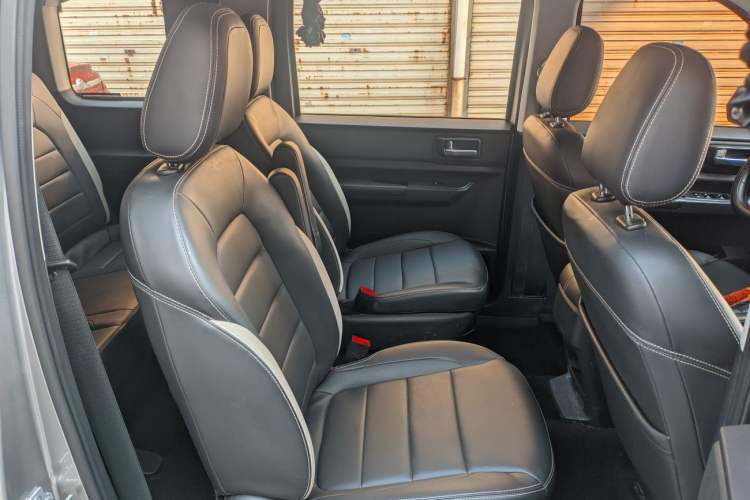 Used Wuling Hongguang PLUS 2019 1.5T Manual Luxury 7-Seater Interior 7
