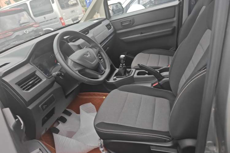Used Wuling Hongguang PLUS 2019 1.5T Manual Standard Version 7 Seats Left Front Seat