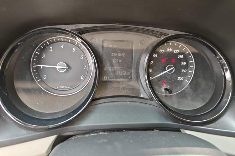 Used Wuling Hongguang PLUS 2019 1.5T Manual Comfort Version 7 Seats Odometer Close Up