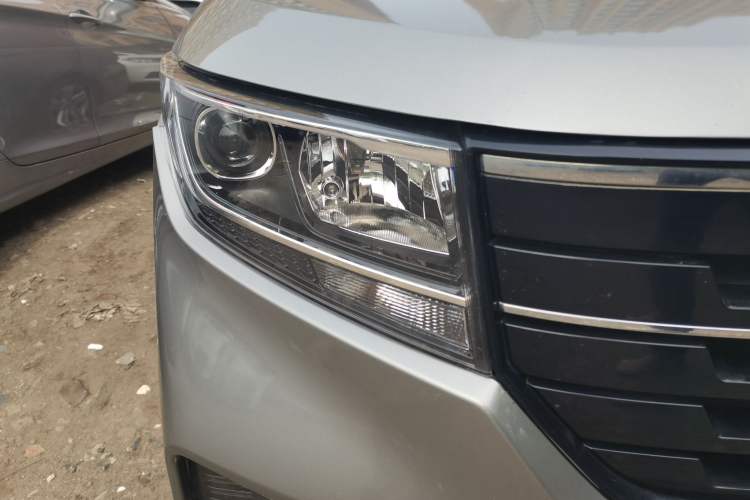 Used Wuling Hongguang PLUS 2019 1.5T Manual Luxury 7-Seater Right Front Headlight