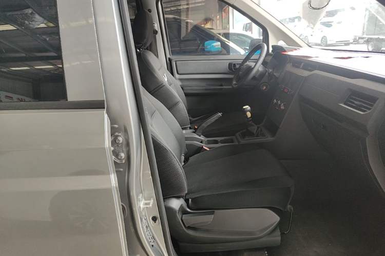 Used Wuling Hongguang PLUS 2019 1.5T Manual Standard Edition 5 Seats Right Front Seat