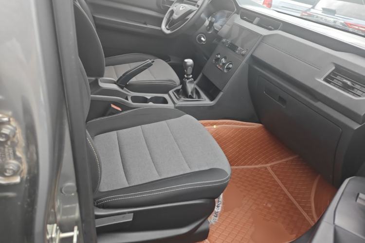 Used Wuling Hongguang PLUS 2019 1.5T Manual Standard Version 7 Seats Right Front Seat