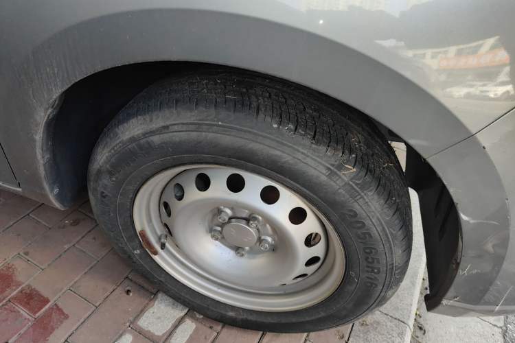 Used Wuling Hongguang PLUS 2019 1.5T Manual Standard Edition 5 Seats Right Front Wheel Hub